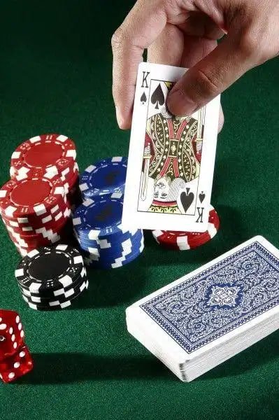 Filipino players browsing the jltttt game lobby on mobile devices